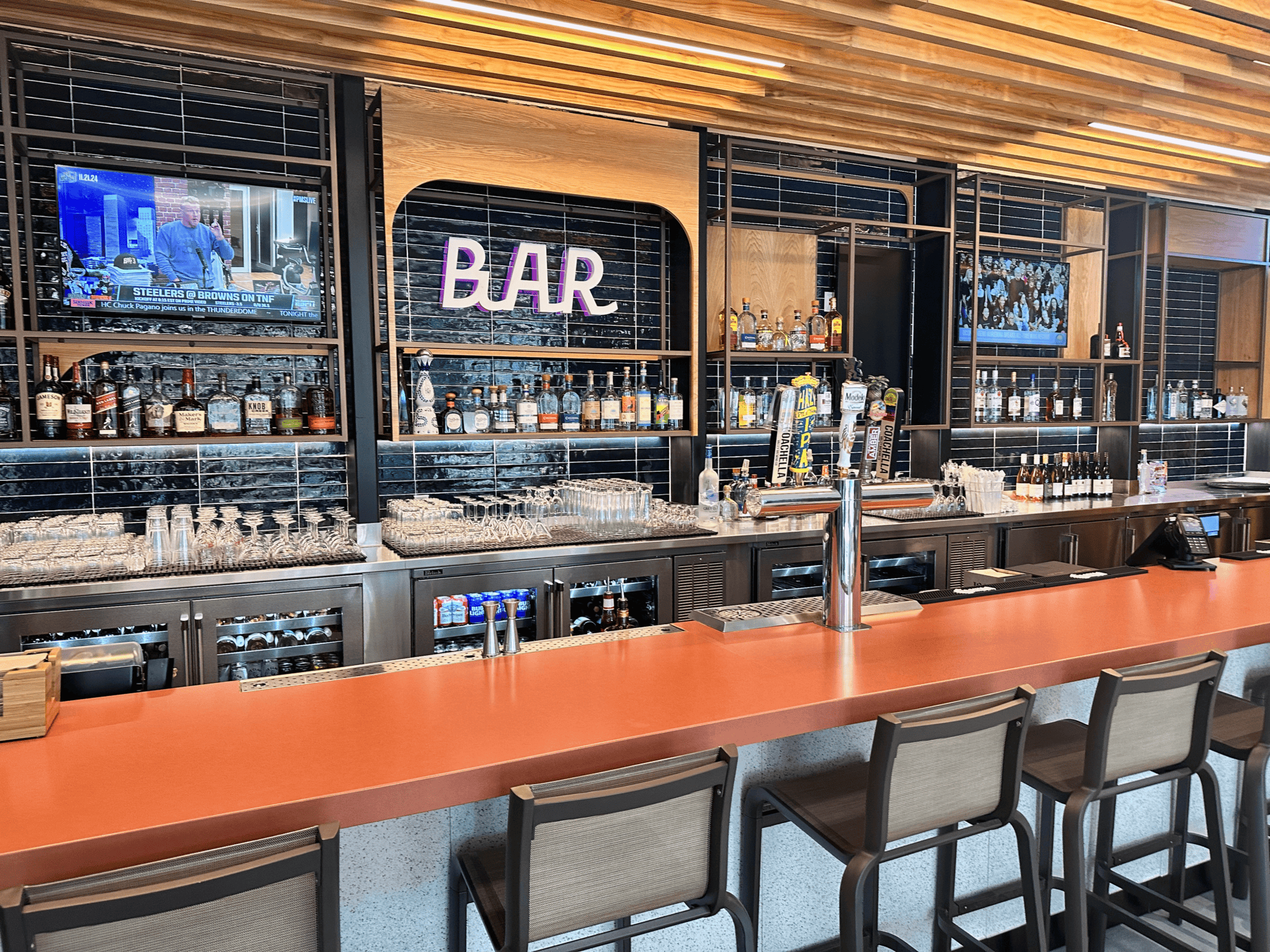 shops-restaurants-amenities-palm-springs-international-airport